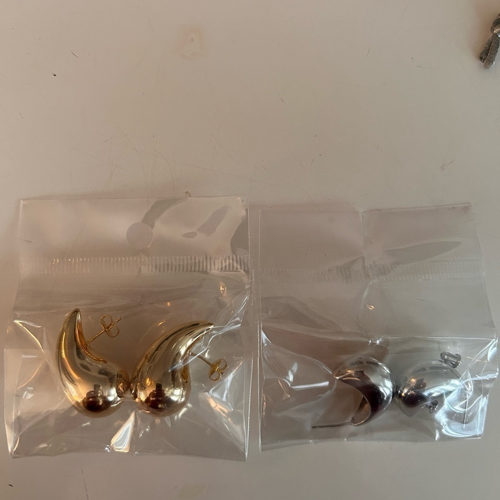 2 Brand New Pairs of Chunky Drop Earrings in Gold and  Silver - Picture 4 of 7